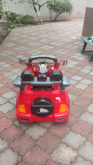 Дитячий електромобіль