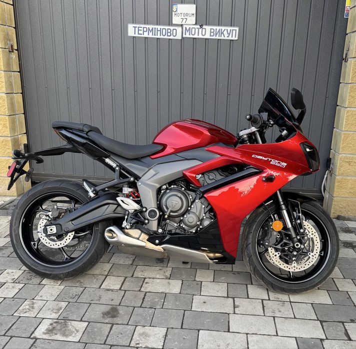 Triumph Daytona 660 доставка обмін