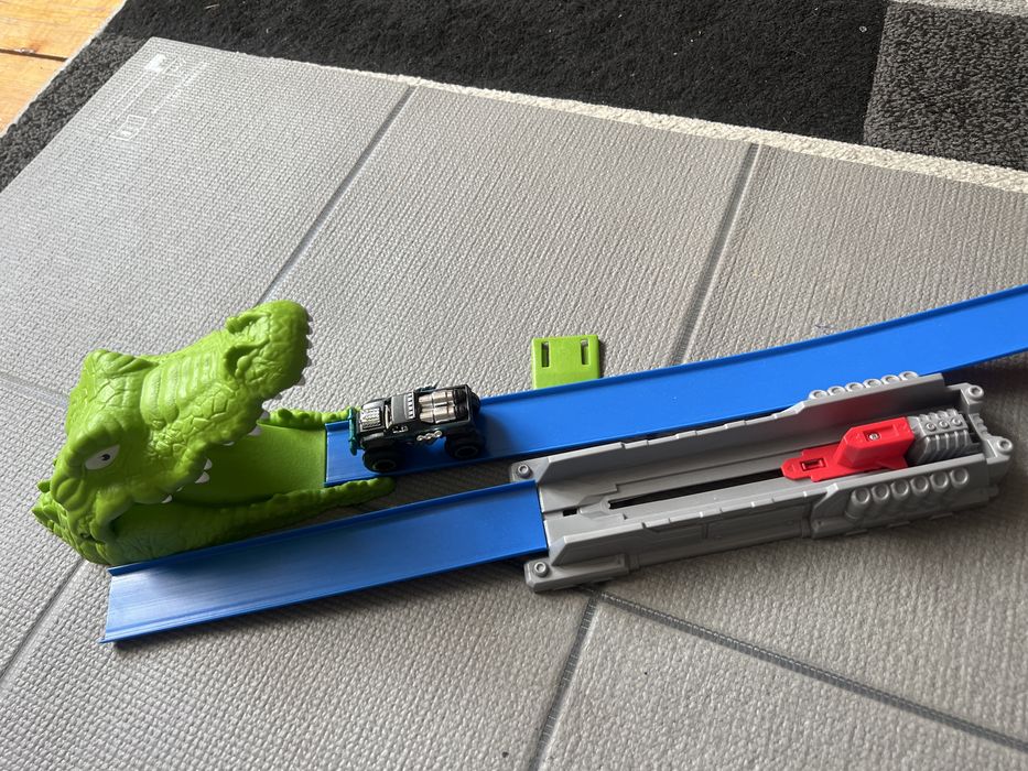 Wyrzutnia samochodów z krokodylem