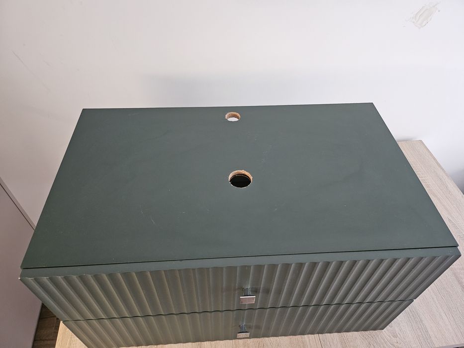 Szmaragdowa ryflowana szafka łazienkowa pod umywalkę