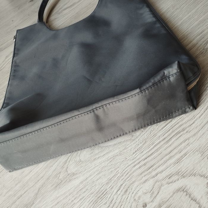 Torebka  do ręki lub na ramię odpinana z obu stron na zamki,