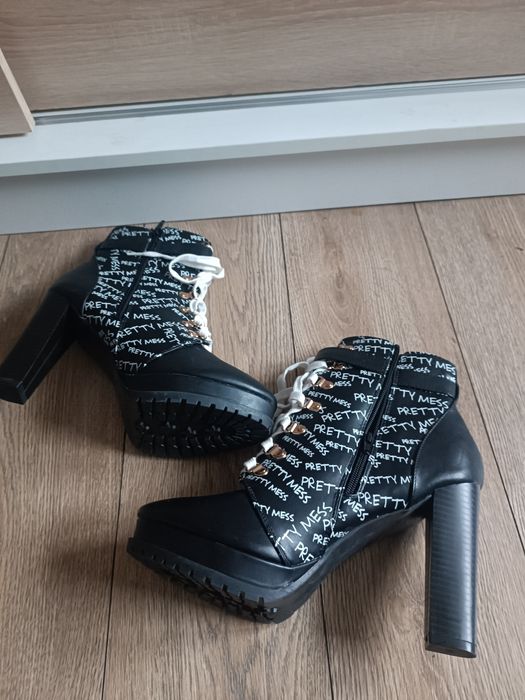 Czarne sznurowane botki