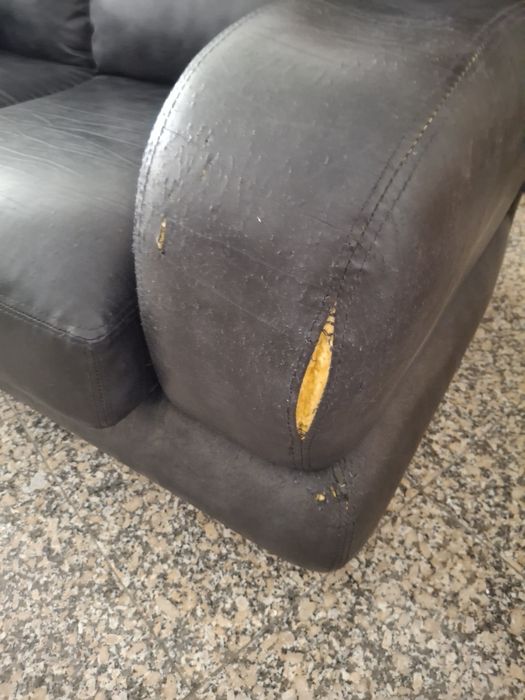 Conjunto de 2 Sofás de 2 Lugares (Pretos) – Para Desocupar