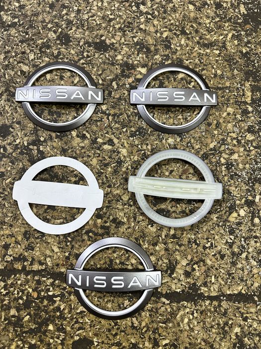 Ємблема в решітку радіатора nissan rogue t33, kikcs 2024-2025