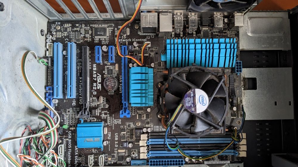 Комп'ютер без диска та блока живлення