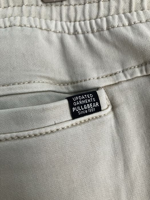 spodnie joggery chinosy męskie beżowe pull&bear