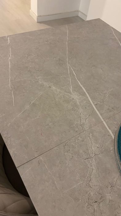 Mesa de jantar cinzenta