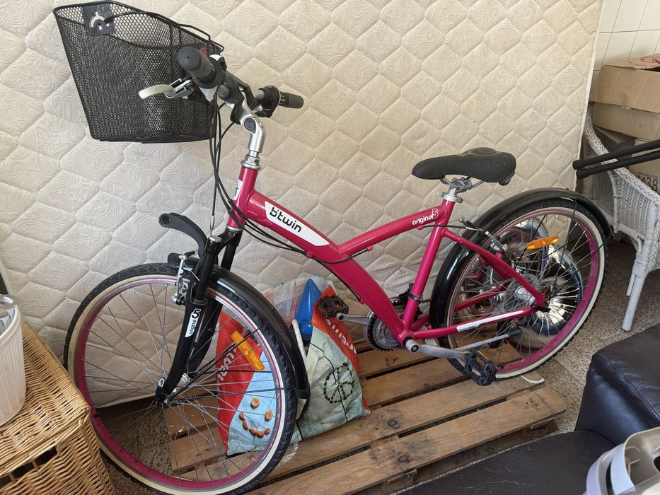 Bicicleta Rosa com Cesto dianteiro