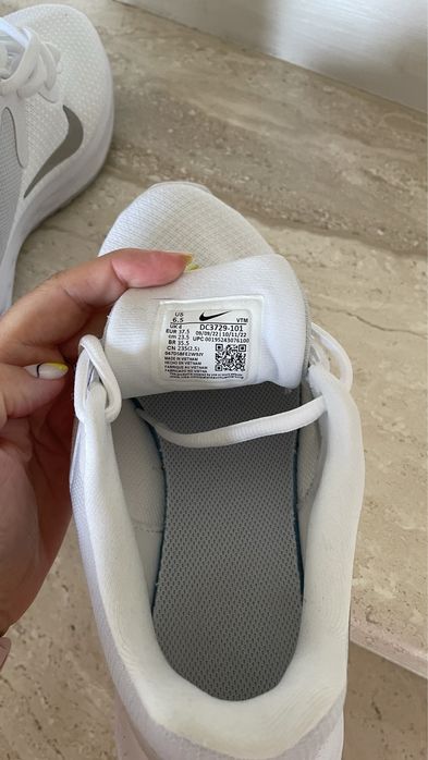 Найк білі красовки.