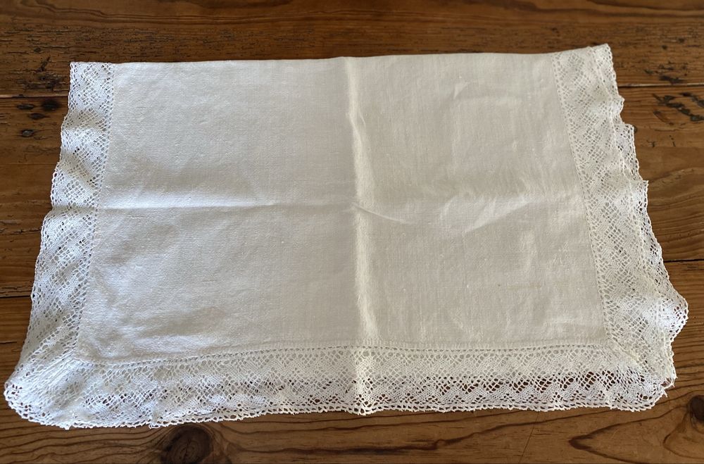 Caminho de mesa linho e renda antigo