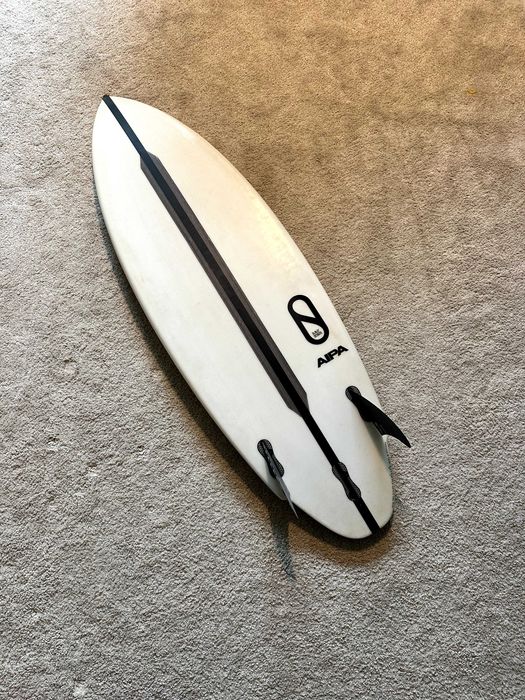 Prancha twin fin Slater Designs Akila Aipa modelo Flat Earth 5'5 25,9L