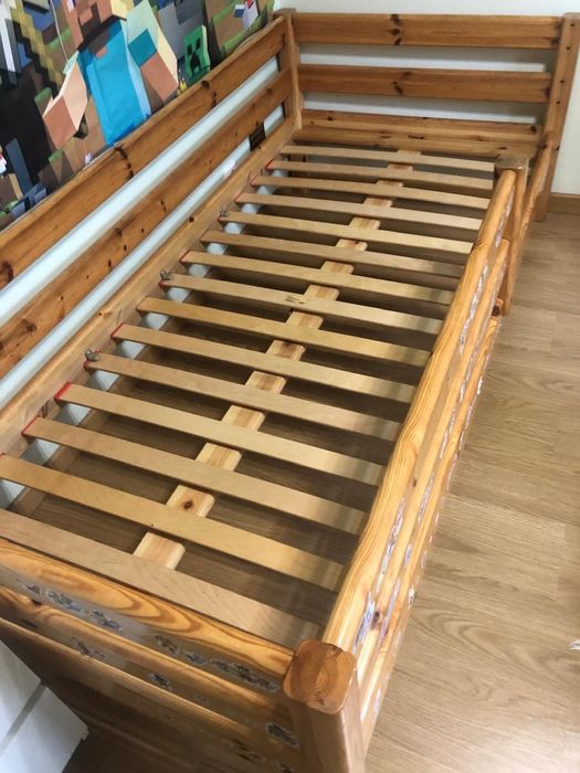 Cama em pinho e colchão em bom estado