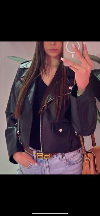 Стильна чорна шкіряна куртка-косуха