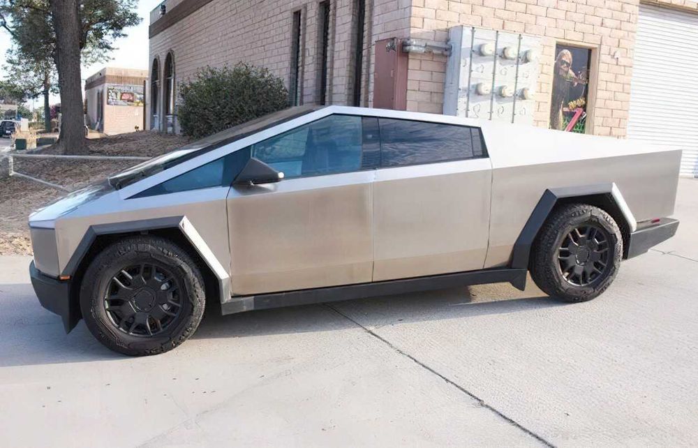 Tesla Cybertruck      2024