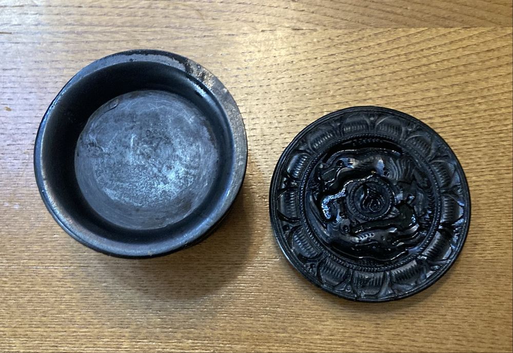 Caixa de roscar em pau preto toda trabalhada