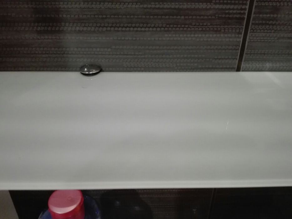 Szklana, mleczna półka