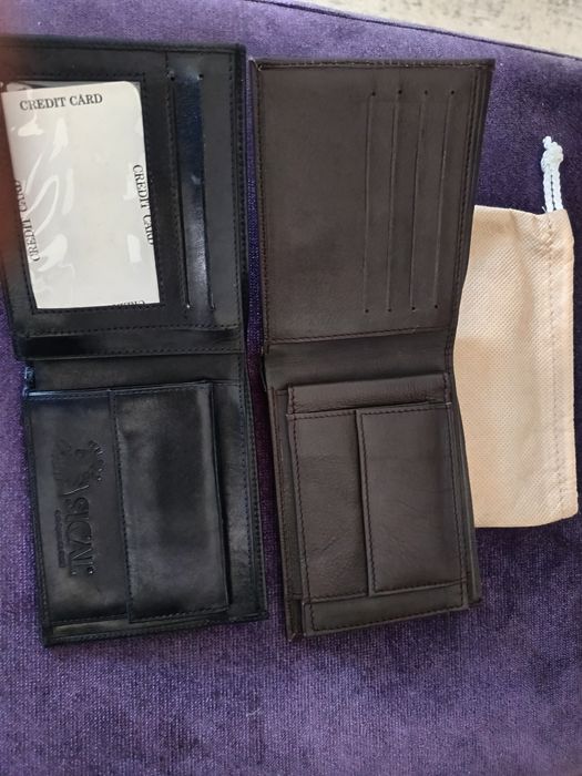 Carteiras  em pele castanha e preta ambas novas