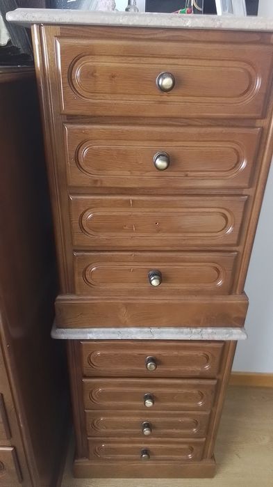 Cama  casal,  madeira, com duas mezinhas cabeceira tapos mármore