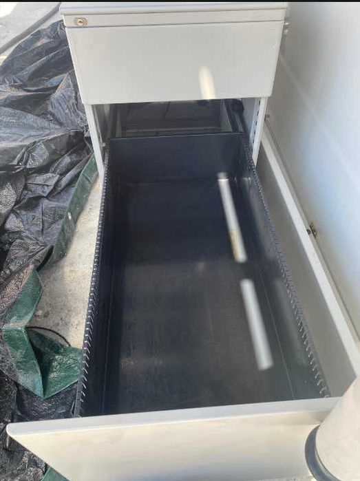 Secretária/ mesa de trabalho com módulo de gavetas