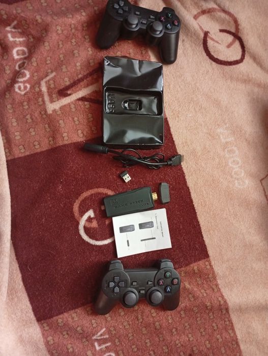 Продам игровую приставку с джойстиками более 1.000 игр