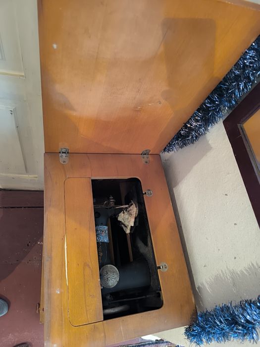 Швейна машинка с ножним приводом.