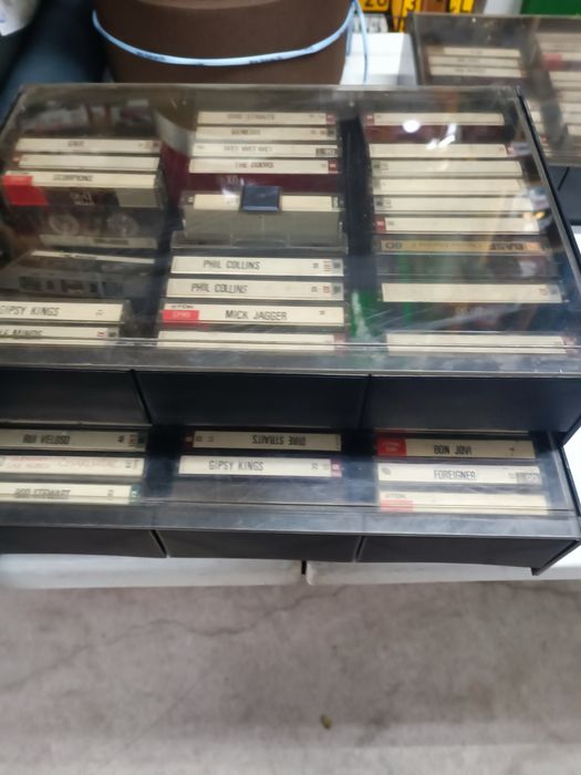 4 caixas com cassetes gravadas musicas varios artistas