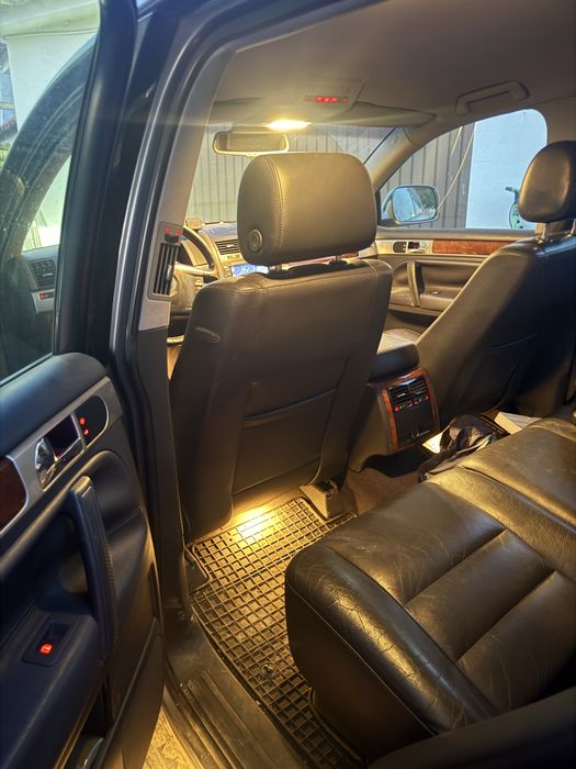VW Touareg r5 manual com suspensao de molas e todos os sistemas e diferencias de tracção a funcionar.
