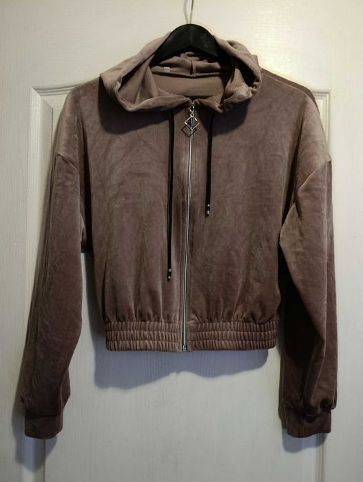 Велюровый костюм-двойка короткая кофта на молнии и брюки палаццо.