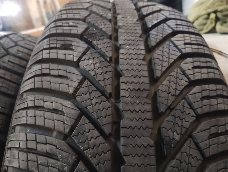 Opony 215/60R17 zimowe Semperit komplet.