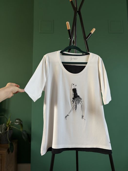 Bluzka t-shirt biała krótki rękaw czarna wiskoza viscose moda fashion model tuzzi pióro feather Tuzzi