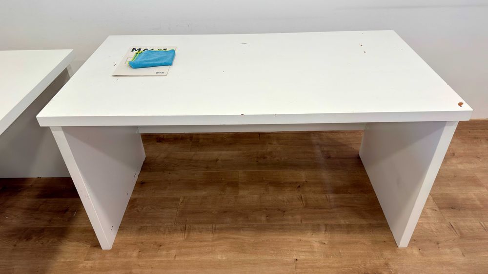 2 secretárias brancas