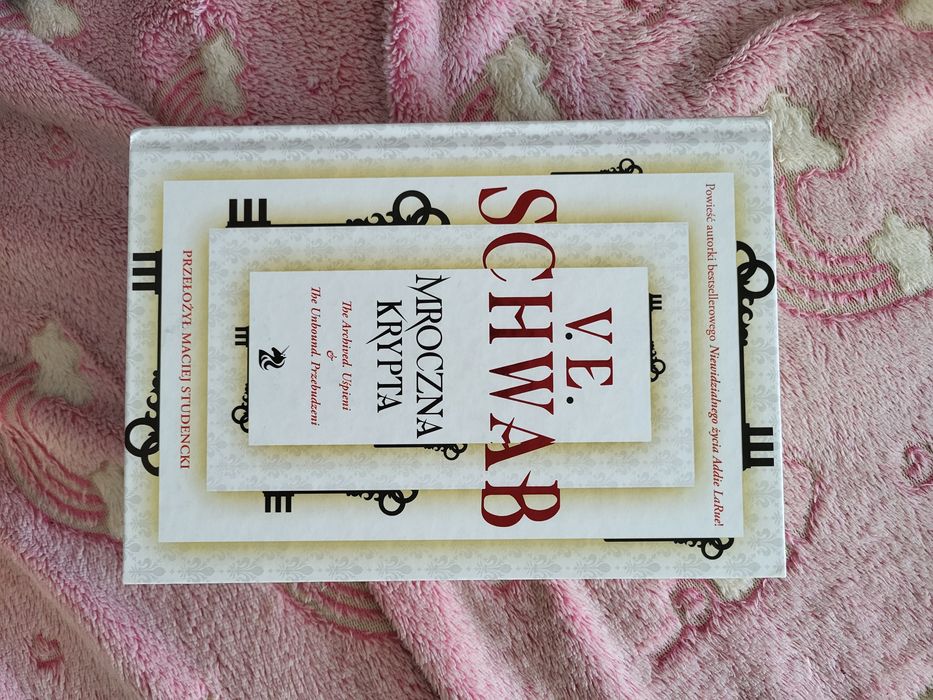 V.E. Schwab - Mroczna krypta (seria archiwum)