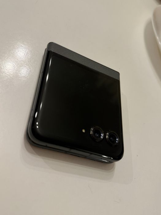 Motorola Razr 50 256 GB jak nowy gwarancja