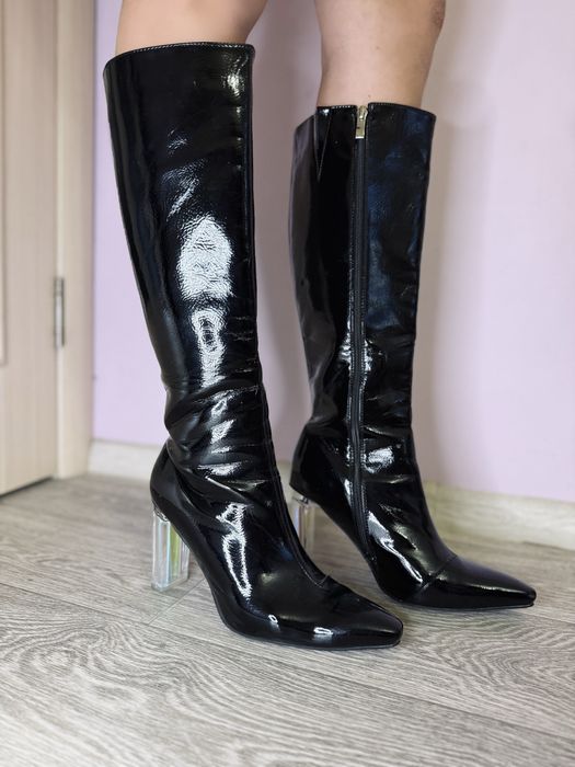 Лаковые сапожки prettylittlething