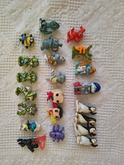 Figurki Kinder różne serie kosmici smerfy