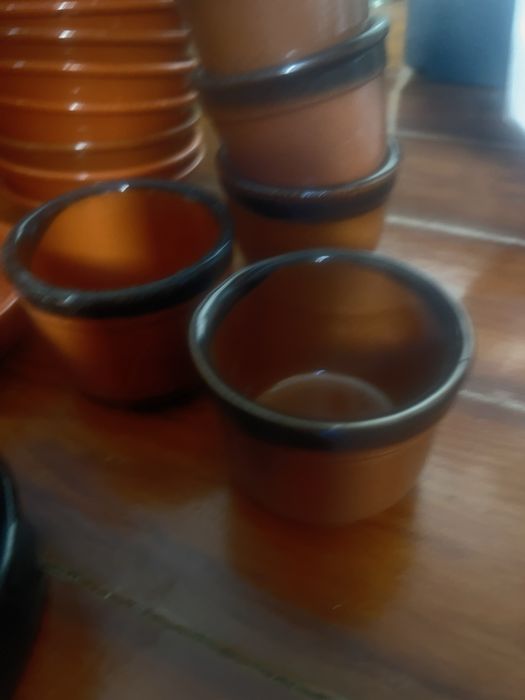 Copos e taças em barro novas.
