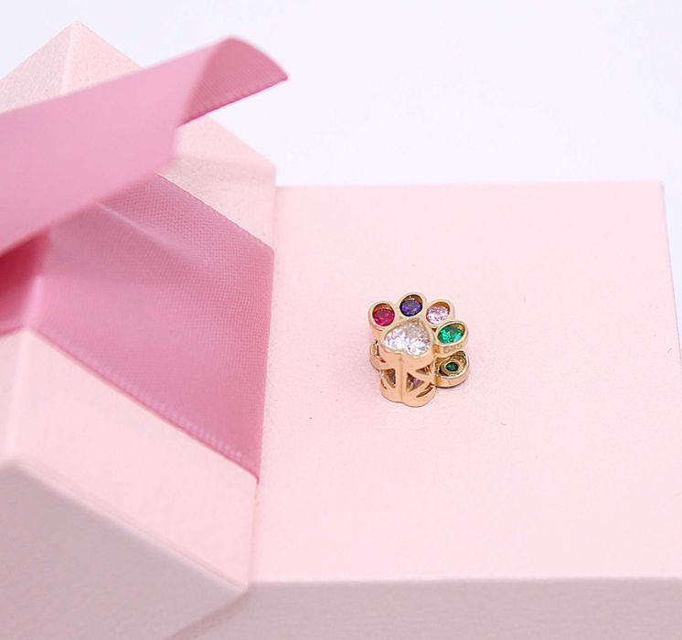 Złoty charms p.585/2,20g - łapka z kolorowymi kamieniami