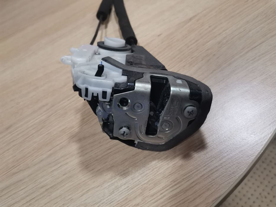 Замок дверей задній правий електричний Legacy Subaru Outback