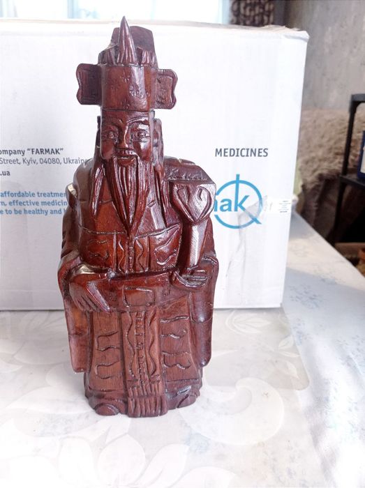 Вінтажна статуетка з червоного дерева