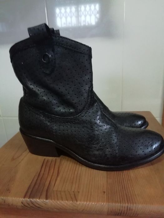 Botins em pele pretos