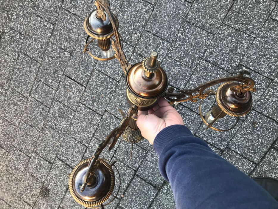 Stary mosiężny żyrandol zdobiony trójramienny