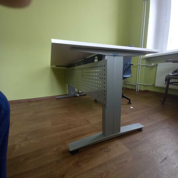 Biurko  na metalowej podstawie z białym blatem
