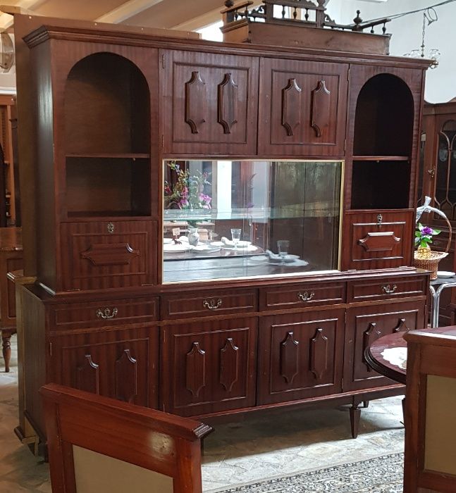 Móvel de sala em madeira, muito bom estado à excepção de alguns puxado