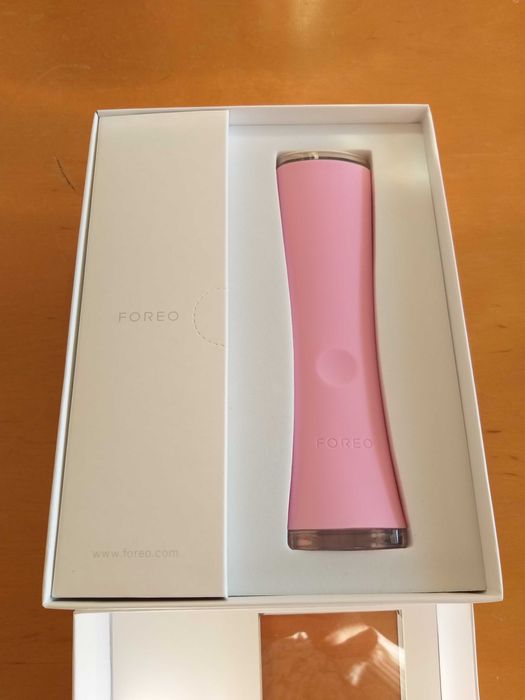 FOREO ESPADA urządzenie z niebieskim światłem do walki trądzikiem