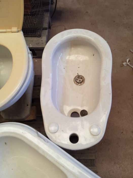 Sanitas 10 beije e branco com tampas