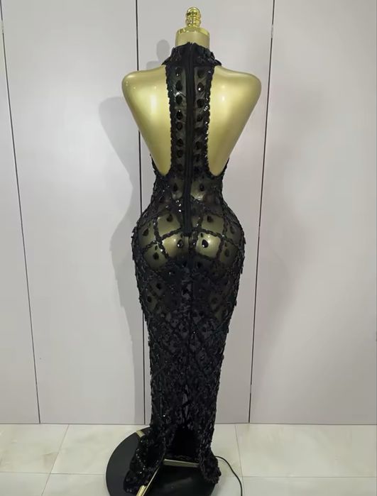 Розкішна сукня в каміннях