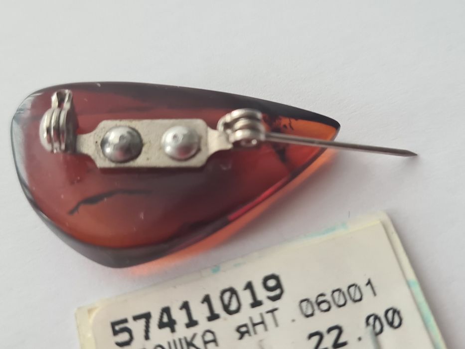 Янтарная  брошка