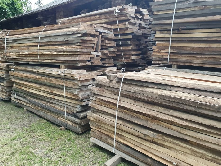 Dąb, orzech włoski, jesion, olcha, brzoza, akacja, lipa, sosna, akacja