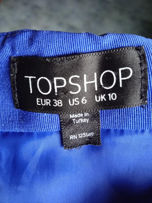 Платье-корсет с открытыми плечами.