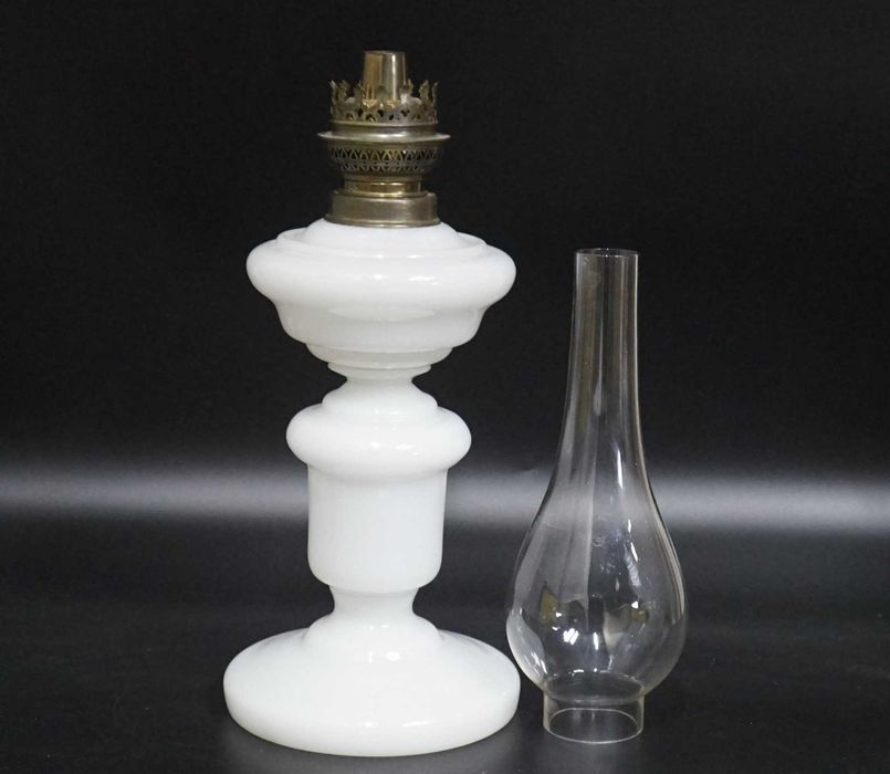 Piękna szklana  lampa naftowa   oryginał antyk